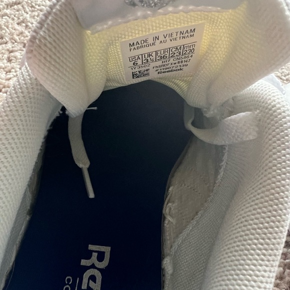 Womens Reeboks - size 6 White/Silver - Picture 6 of 10